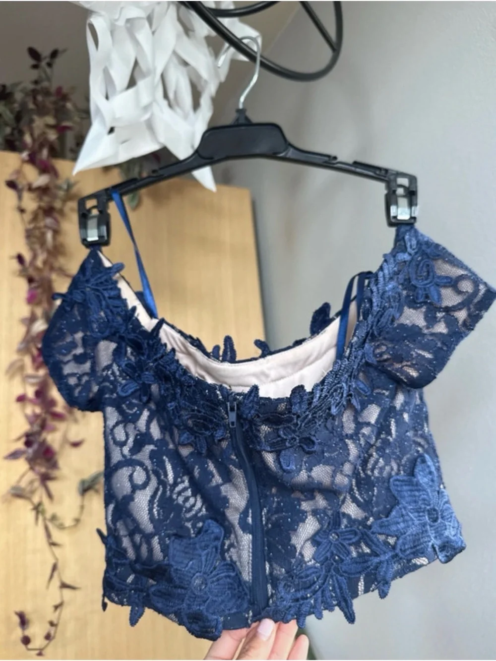 Knitted flowers around the Navy Floral Off-Shoulder Crop with skirt dress size 1
